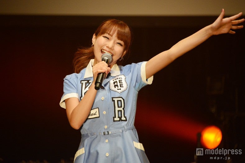 モデルプレスのインタビューに応じた、ケラケラ/ライブで熱唱するMEME【